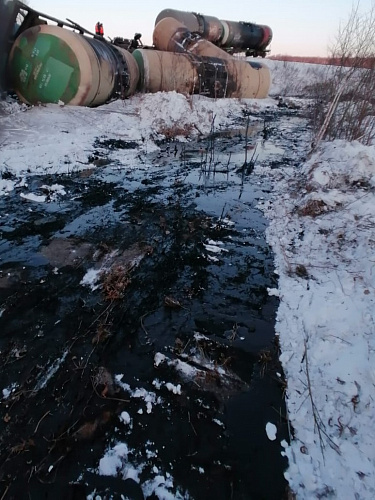 Росприроднадзор работает на месте схода железнодорожных цистерн с нефтепродуктами в Хабаровском крае